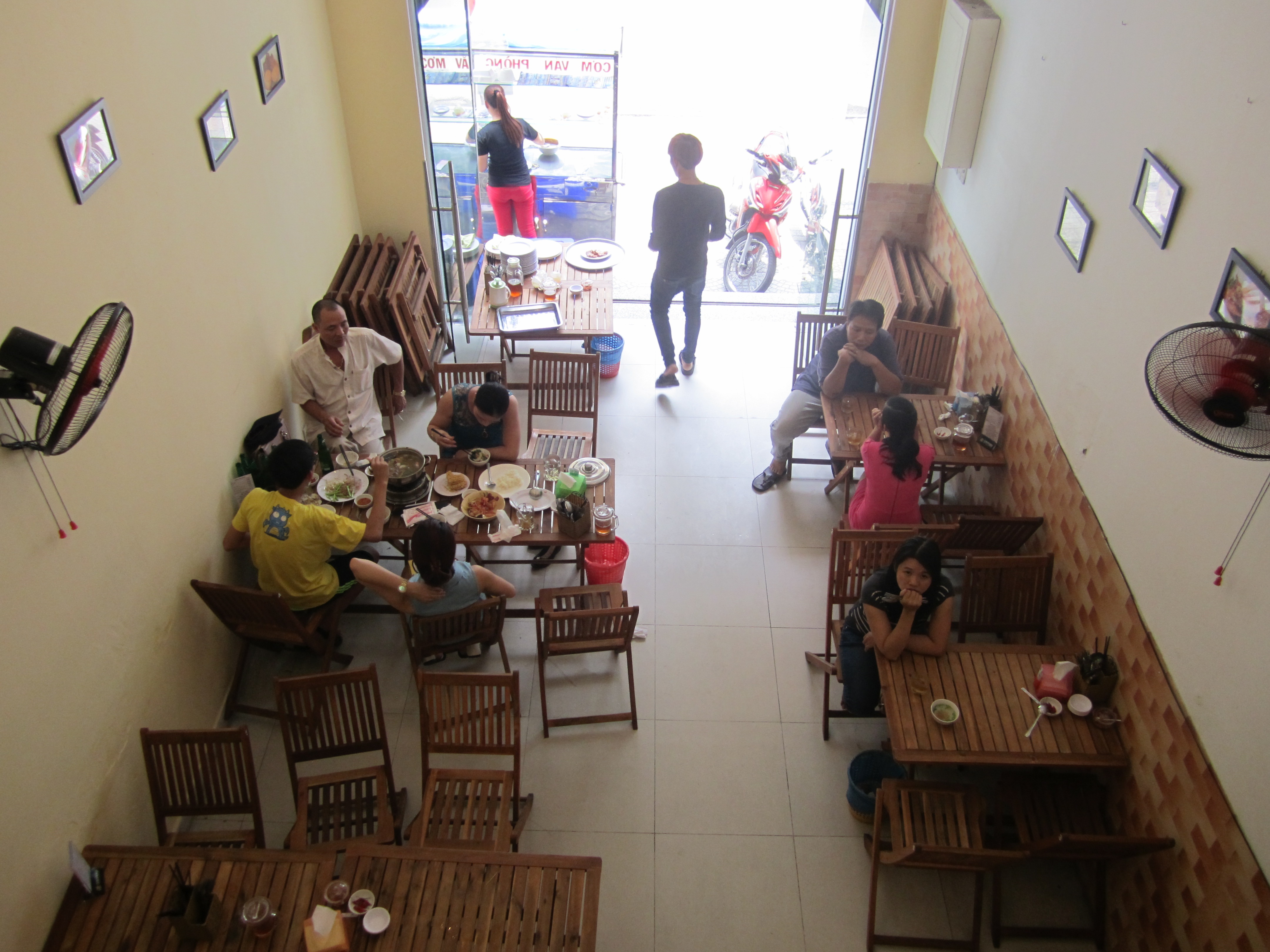  Chị Phượng, chủ quán cơm tấm trên đường Ký Con (quận 1) chuyên phục vụ dân văn phòng buổi trưa cho biết: 