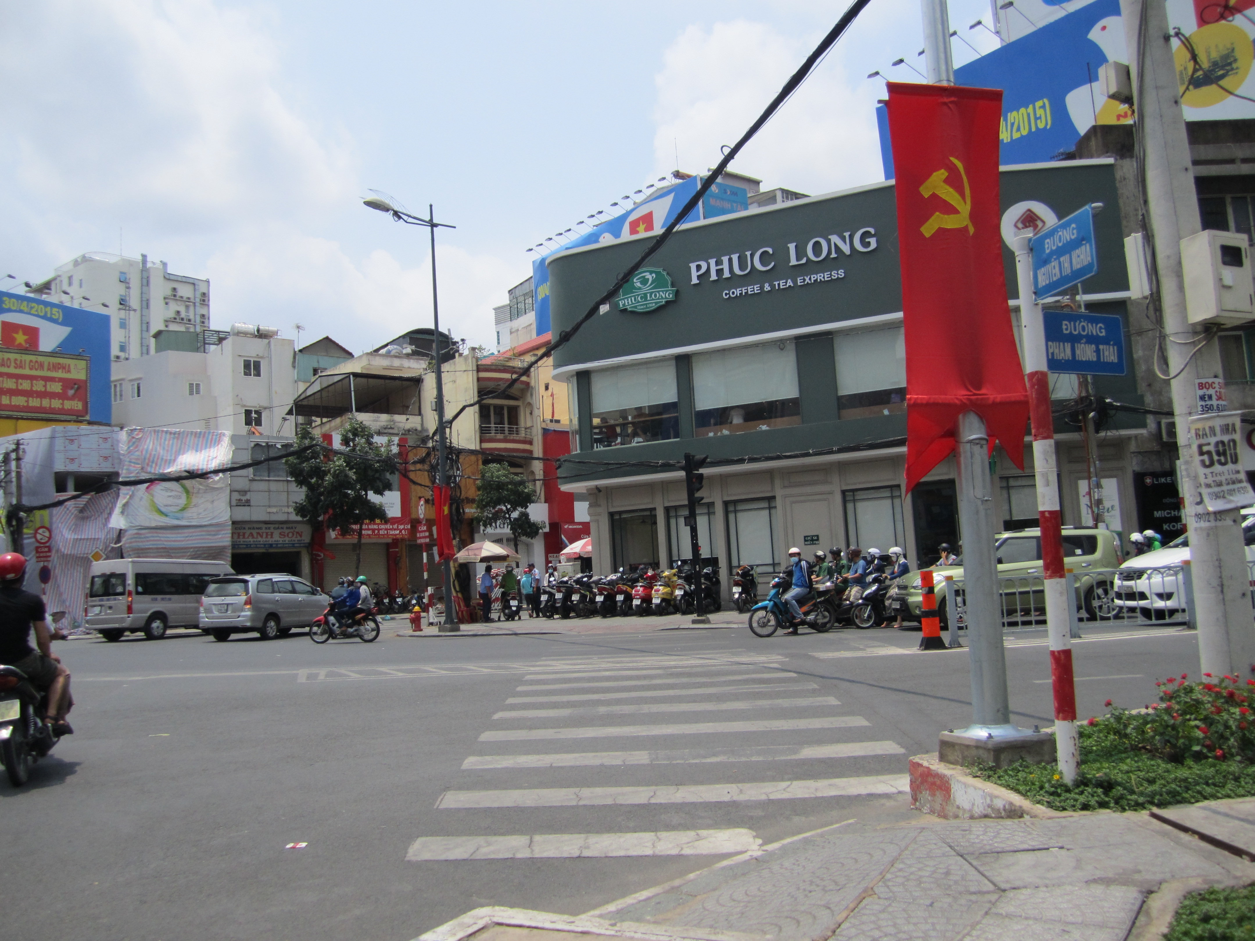  Không chỉ quán ăn, quán cà phê cũng trong tình trạng quá tải. Số lượng xe trước cửa tiệm trà Phúc Long ngay vòng xoay Dân Chủ (quận 1) phần nào cho thấy lượng khách của tiệm. 