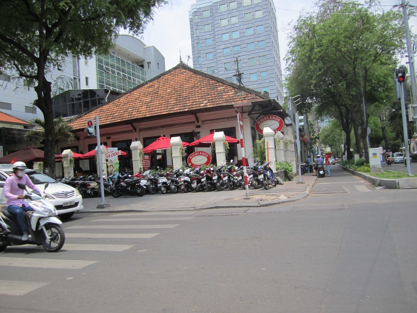  Lượng khách đến cửa hàng cà phê Highlands góc Nguyễn Du - Pasteur, quận 1 không khác biệt so với ngày thường. 