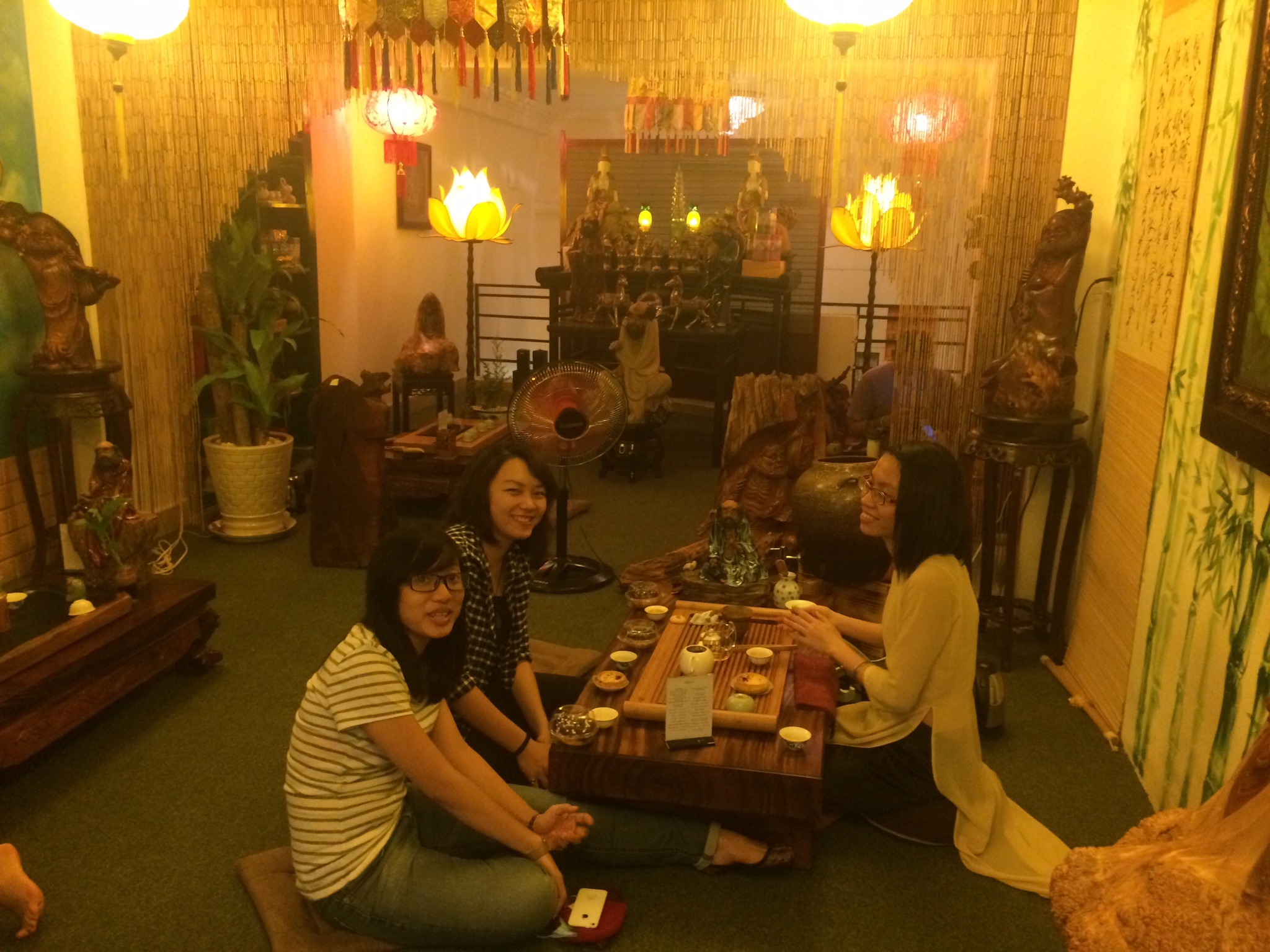  Không gian nhỏ và hướng đến sự thanh tịnh, quán thiền trà trên đường Phan Xích Long, quận Phú Nhuận đã phải từ chối không ít khách vì 