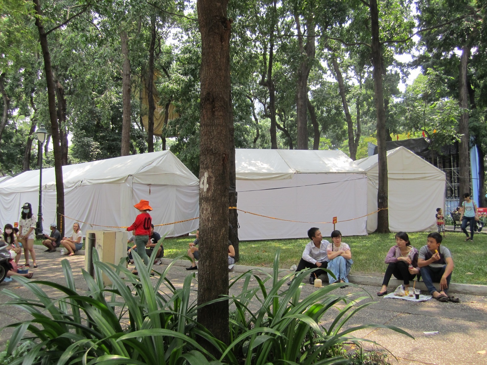 Ngược lại với các quán, khu cà phê bệt công viên 30/4 khá vắng người. Có nhiều lý do cho điều này. Trong đó, phân lớn e ngại việc các con đường trong khu vực này có bị cấm lưu thông. Khoảng 2/3 công viên đã được dùng để bố trí cho các sự kiện liên quan đến lễ kỷ niệm 30/4.