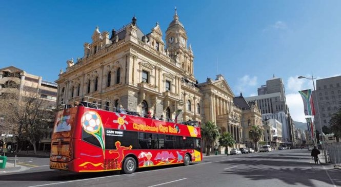 Nhờ khí hậu dễ chịu như vùng Địa Trung Hải, ngành du lịch đã phát triển mạnh mẽ ở Cape Town trong những năm gần đây. Những ngọn núi tuyệt đẹp tiếp giáp với đại dương đã tạo nên sự khác biệt giữa Cape Town với tất cả thành phố của Nam Phi.