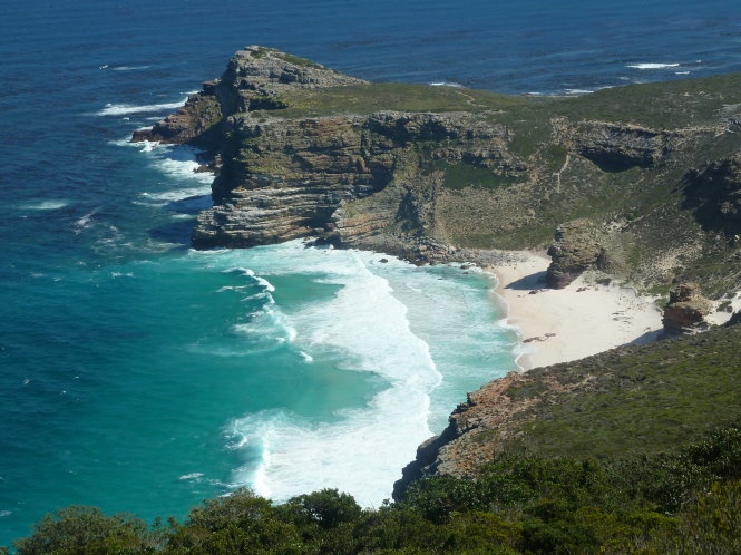 Ngoài ra, thảm thực vật với nhiều loài cây tỏa hương thơm ngát trên đỉnh khiến không ít du khách phải vò vài chiếc lá để đôi tay luôn phảng phất hương thơm cây cỏ.          