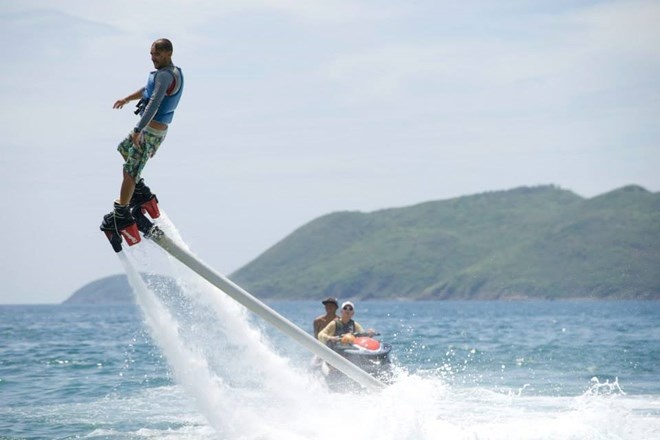 Fly-board hay môn đứng nước mới du nhập vào Việt Nam thời gian gần đây. Trong môn thể thao này, một thiết bị dùng động cơ phản lực hút nước mạnh mẽ và đẩy ra với áp suất cực cao, tạo lực để nâng người chơi lên không trung. Lực đẩy mạnh nên đây là trò chơi khó điểu khiển vào những phút đầu. Chi phí cho môn thể thao này là 1,2 triệu đồng/ 15 phút. Ảnh: Báo Lao Động.