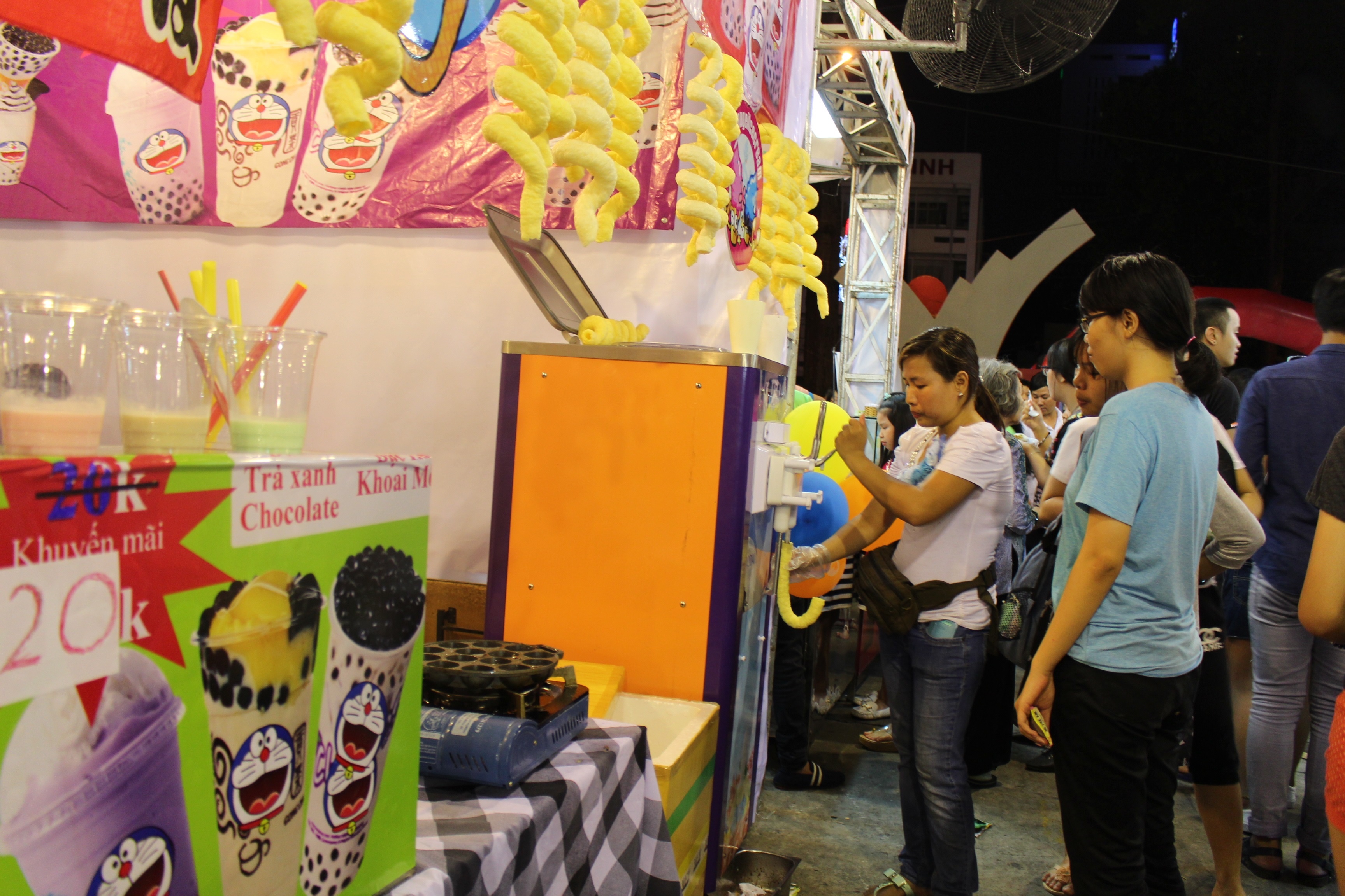  Gian hàng kêm Hàn Quốc có hai vị là chocolate và vani. Tên lạ, tạo hình lạ nhưng loại kem được dùng để bơm vào trong bánh là kem tươi, nên hương vị không thật sự nổi bật.