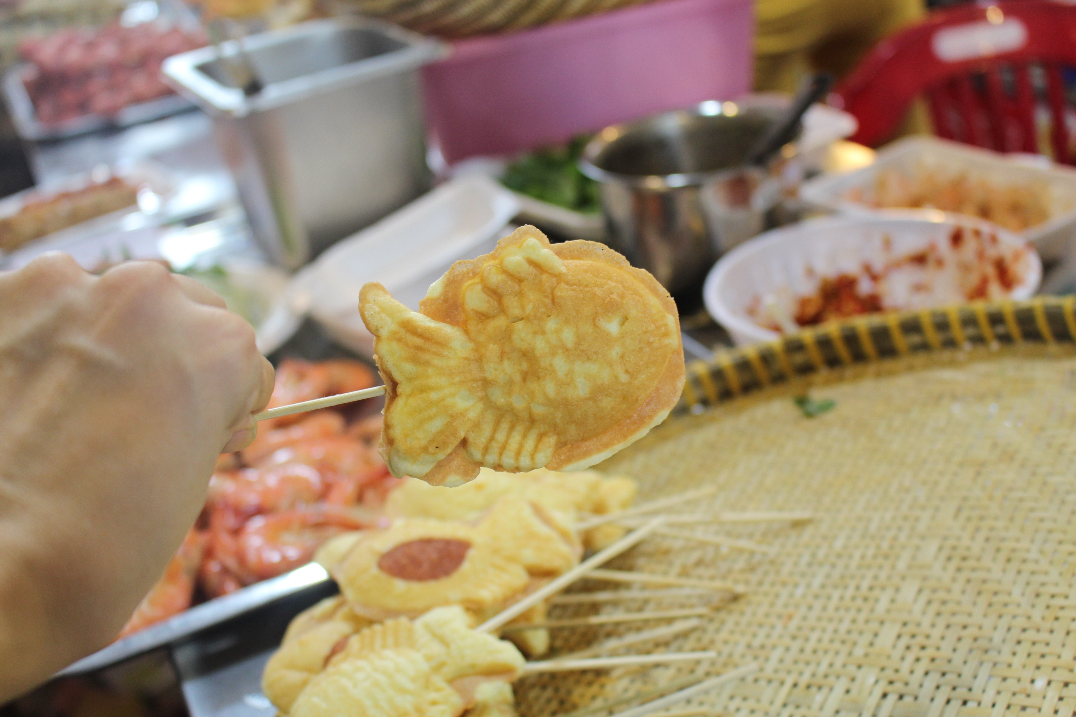  Nếu từng say mê món kem hình con cá, bạn đừng bỏ qua món bánh cá nướng nhân xúc xích có giá 10.000 đồng. Tuy nhân có sự khác biệt, cả hai đều là biến tấu của dòng bánh này và đều đến từ Hàn Quốc.