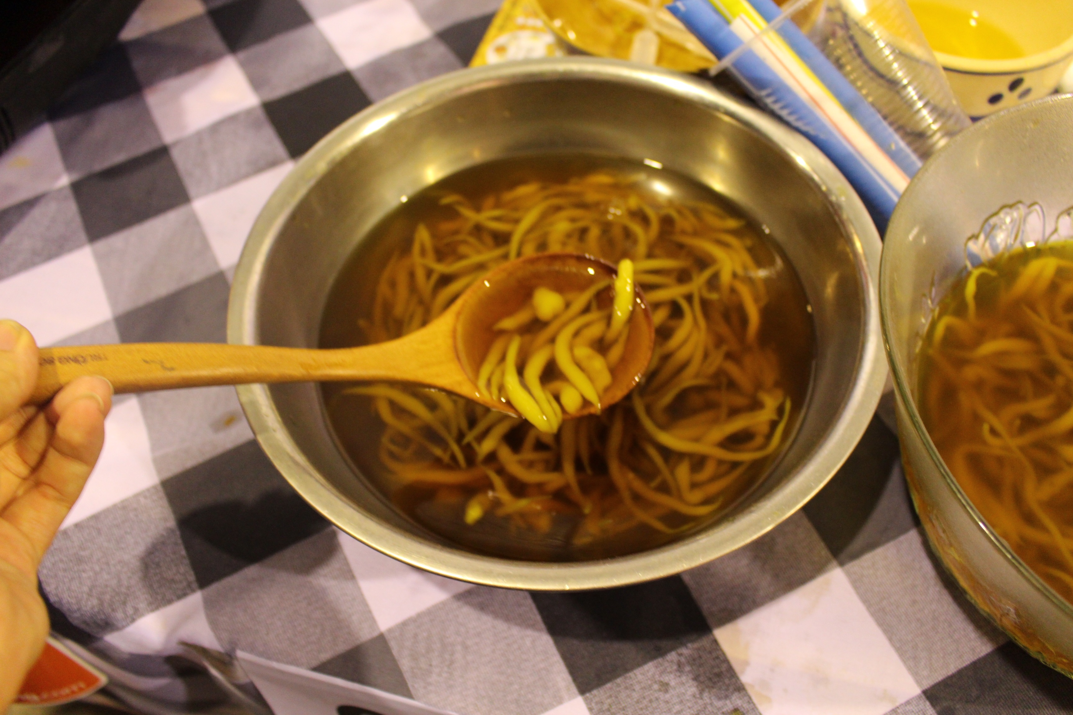  Tạo hình, cách thưởng thức của món chè khiến nhiều người liên tưởng đến món chè lọt. 