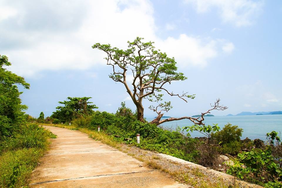 Việc đầu tiên hai chúng tôi làm là đi một vòng quanh đảo trên đường bê tông rộng chừng 5 m, dài chừng 5 km. Đường này sẽ đi ngang một số bãi tắm của người dân địa phương, nước cạn và trong.