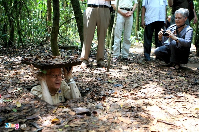 Du khách thích thú khám phá địa đạo Củ Chi. Ảnh: Lê Quên - Lê Anh Tuấn.