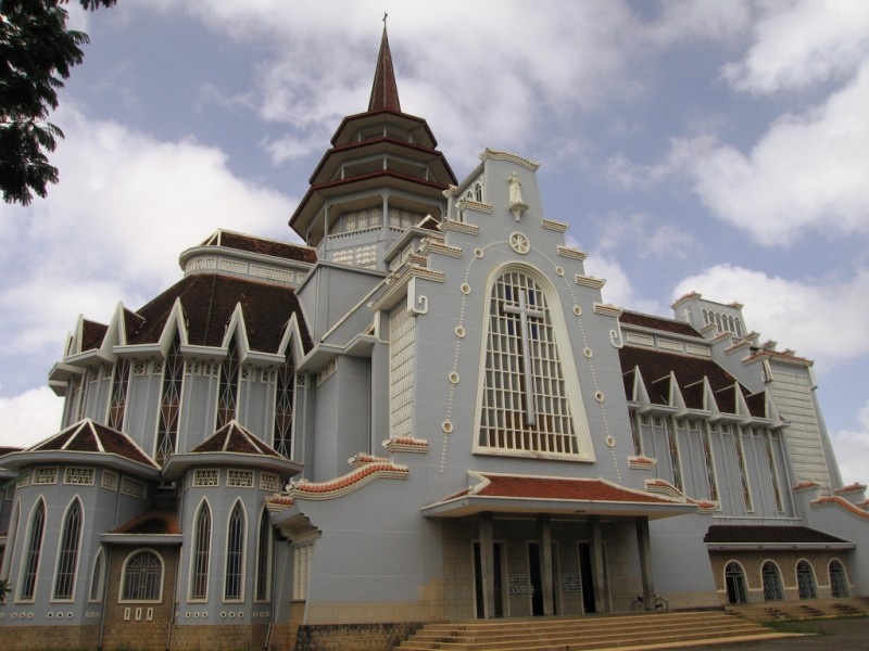 Nhà thờ Dòng Chúa Cứu Thế Huế hay Nhà thờ Đức Mẹ Hằng Cứu Giúp tọa lạc ở phường Phú Nhuận, TP Huế. Khuôn viên nhà thờ rộng, có hình tam giác, đỉnh là ngã ba đường Nguyễn Huệ và Nguyễn Khuyến. Vật liệu chính xây nhà thờ là bê tông và đá xanh. Ảnh: Giaoxugiaohoivietnam.