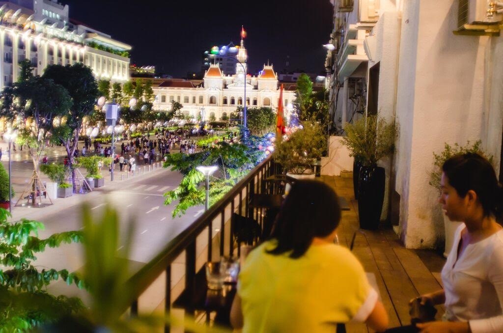 Quan ca phe tuyet dep tren pho di bo Nguyen Hue hinh anh