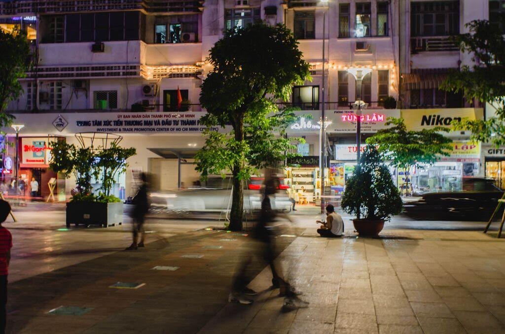 Cùng một chủ quán, cùng một ý tưởng thiết kế, song nếu cầu thang dẫn lên She ở chung cư số 158D Pastuer chỉ dừng lại ở mức độ cũ kỹ thì She Terrace, tầng 1 chung cư số 90 Nguyễn Huệ lại khác.