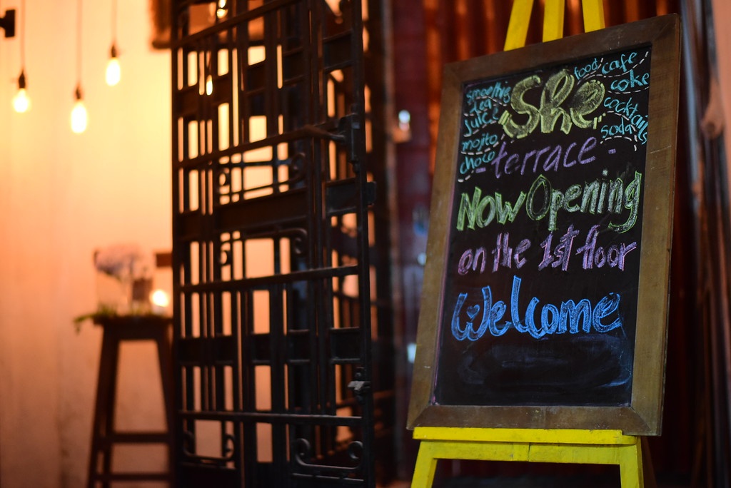 Cầu thang nằm khuất trong một cửa hàng trang sức.