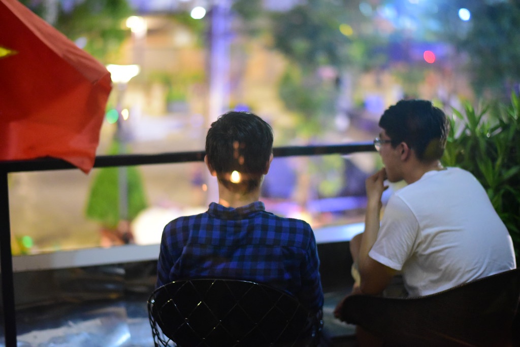  Nếu thích không khí ngoài trời, khu vực ban công với gần 40 chỗ ngồi là lựa chọn tốt.