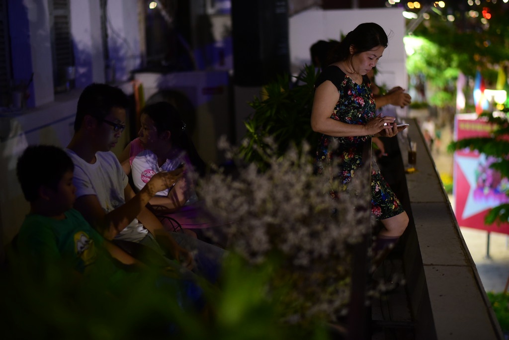  Tuy ngoài trời, nơi rất dễ bị ảnh hưởng bởi thời tiết, nắng mưa, song mỗi cái bàn, chiếc ghế, cây xanh tại đây đều được chăm chút cẩn thận để tạo sự hòa hợp với địa hình, mang đến sự thoải mái cho thực khách. 