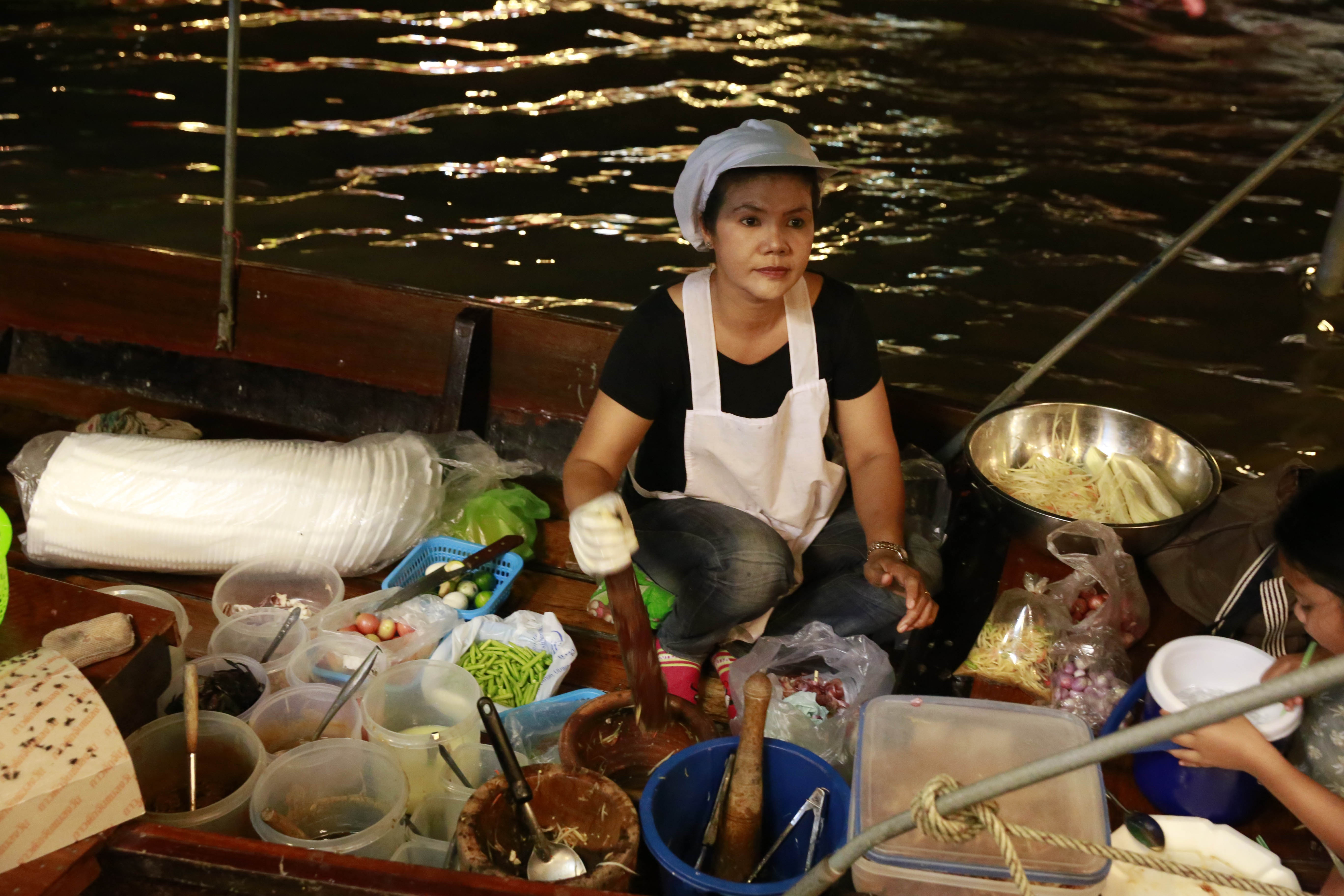 Chợ bán rất nhiều hải sản và các món ăn truyền thống Thái.