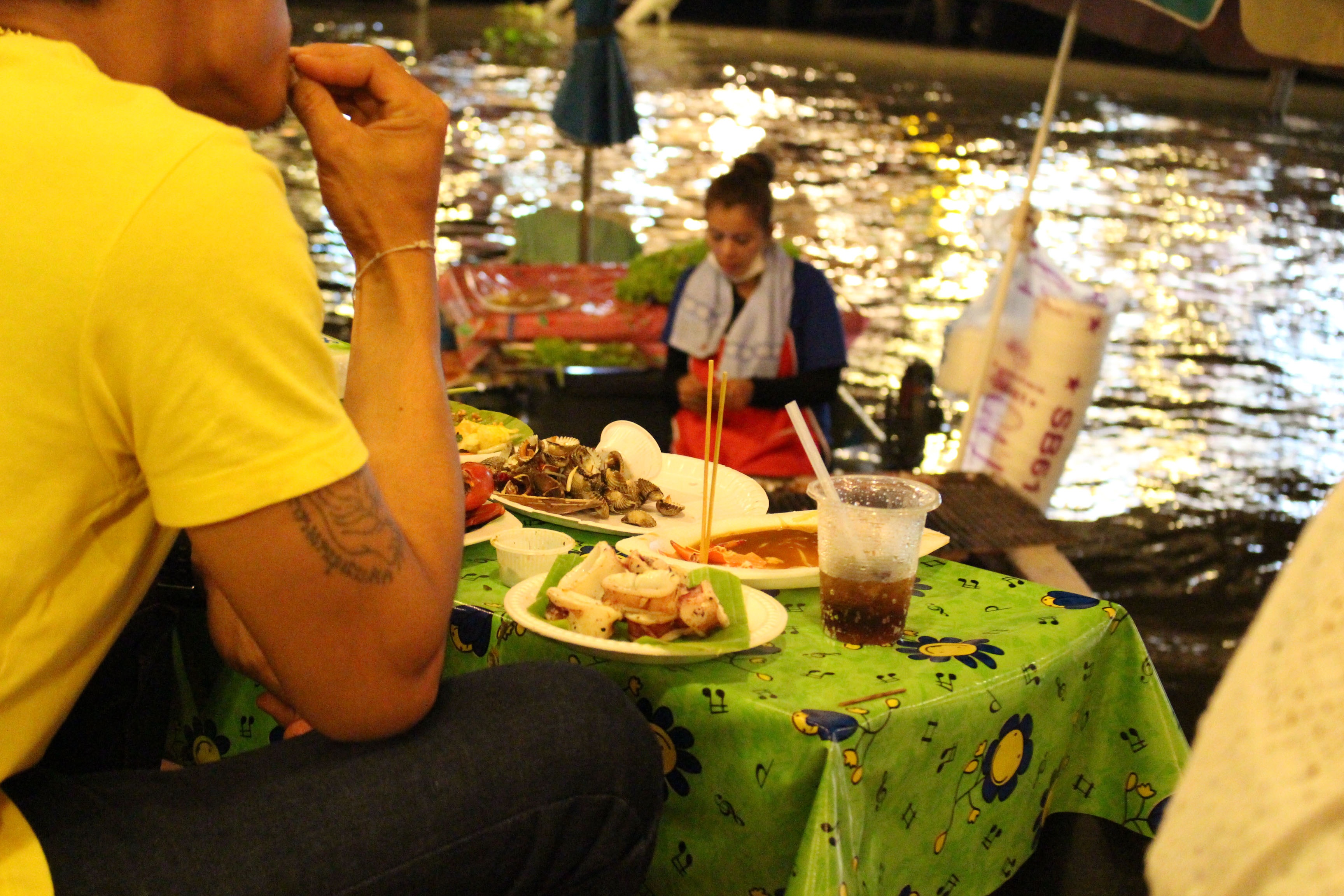 Giá món ăn được tính theo ký, công chế biến, gia vị. 