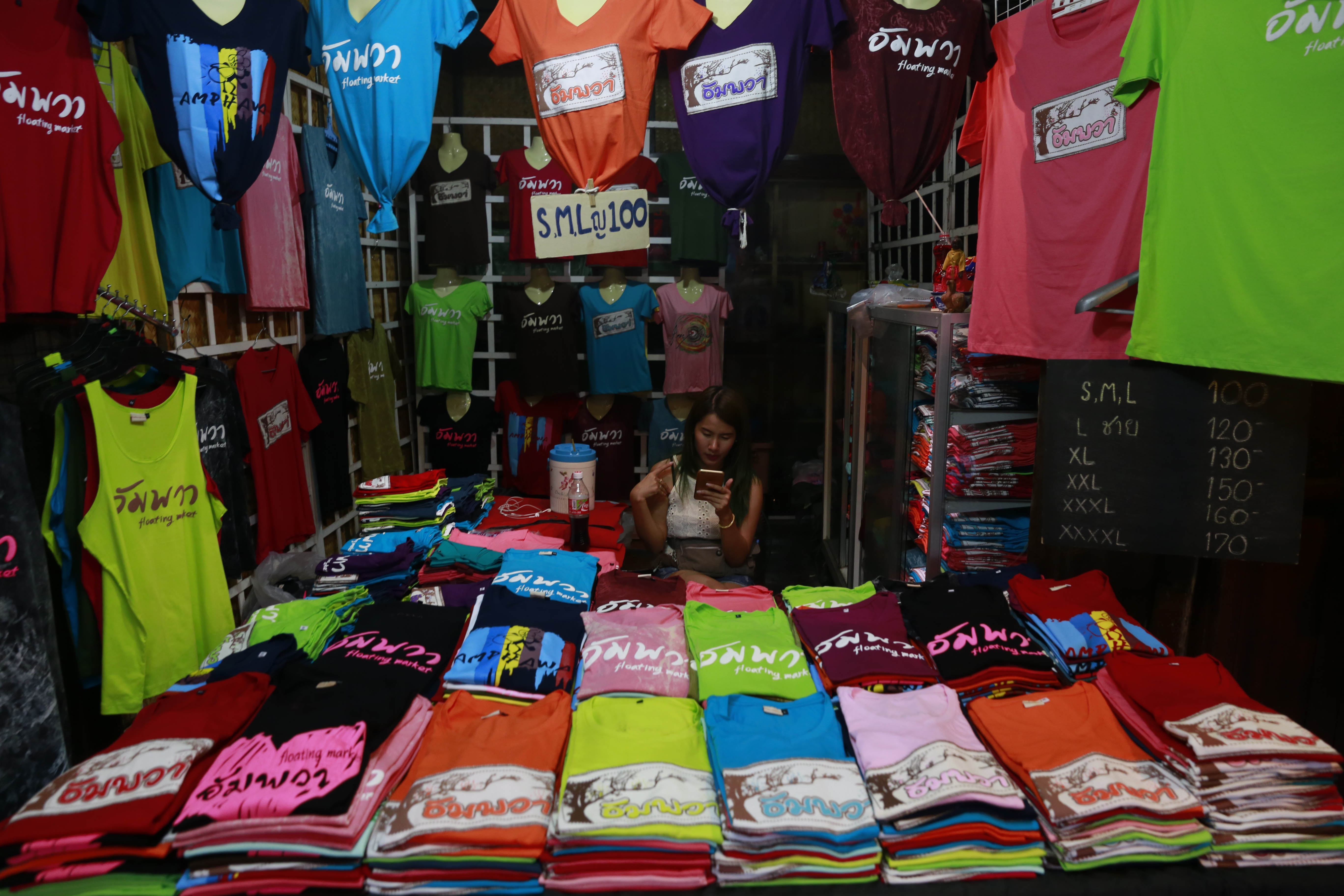 Thuyền chủ yếu phục vụ món ăn, còn các gian hàng kinh doanh quần áo, đồ lưu niệm. 