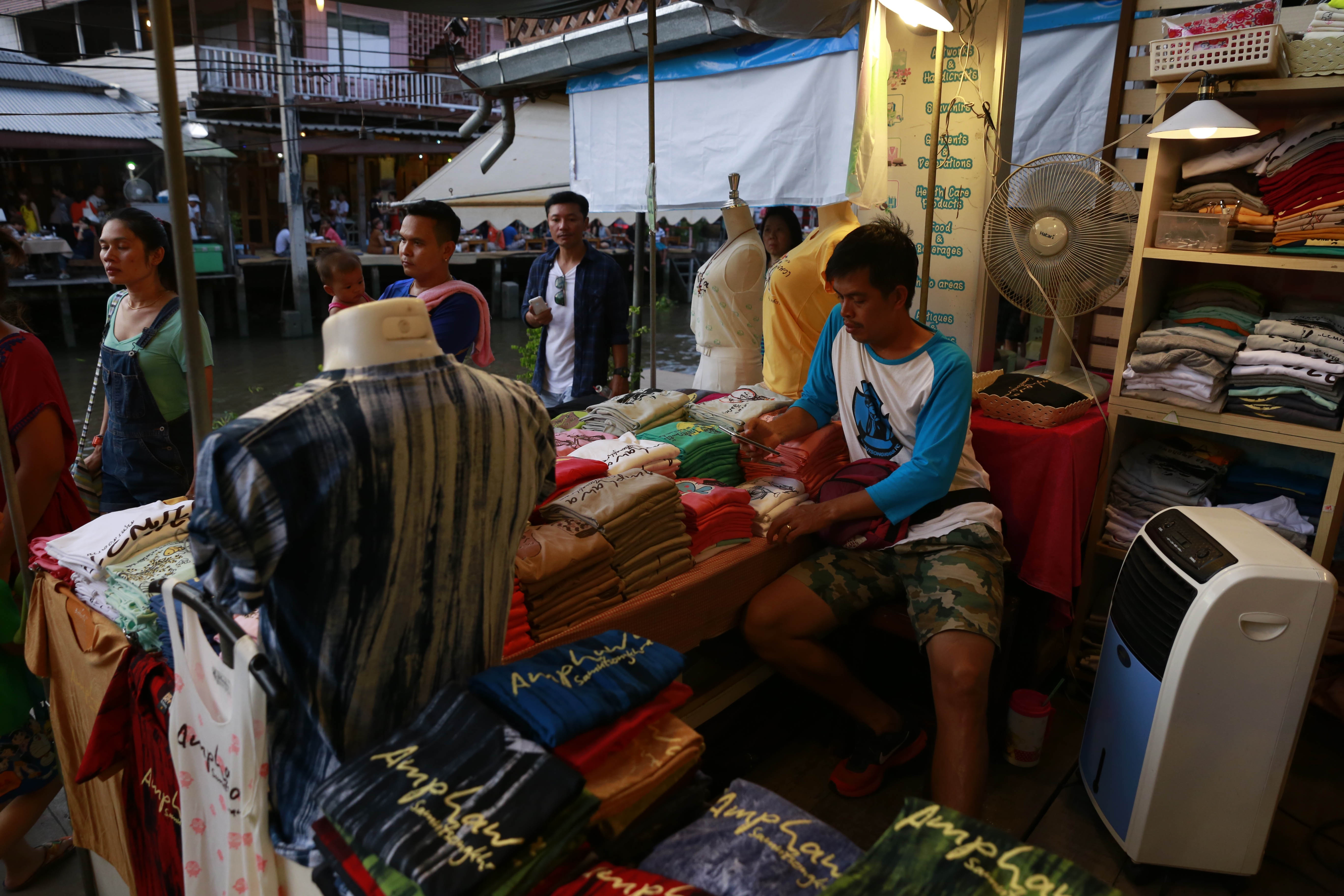 Người bán luôn thân thiện với du khách. Dù không mua, bạn có thể thoải mái xem, chụp hình hay thử đồ. Hiện tượng chặt chém cũng không xuất hiện tại ngôi chợ này.