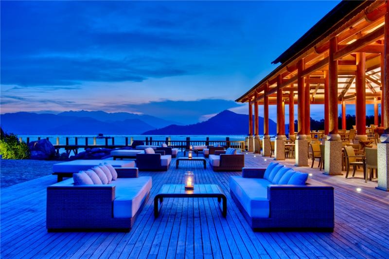  Vịnh Ninh Vân thuộc huyện Ninh Hòa (tỉnh Khánh Hòa) cách thành phố biển Nha Trang khoảng 60 cây số. Du khách có thể đến đây bằng đường bộ và đường biển. Vịnh Nih Vân mê hoặc du khách với những triền cát, những rạng san hô tuyệt đẹp.  