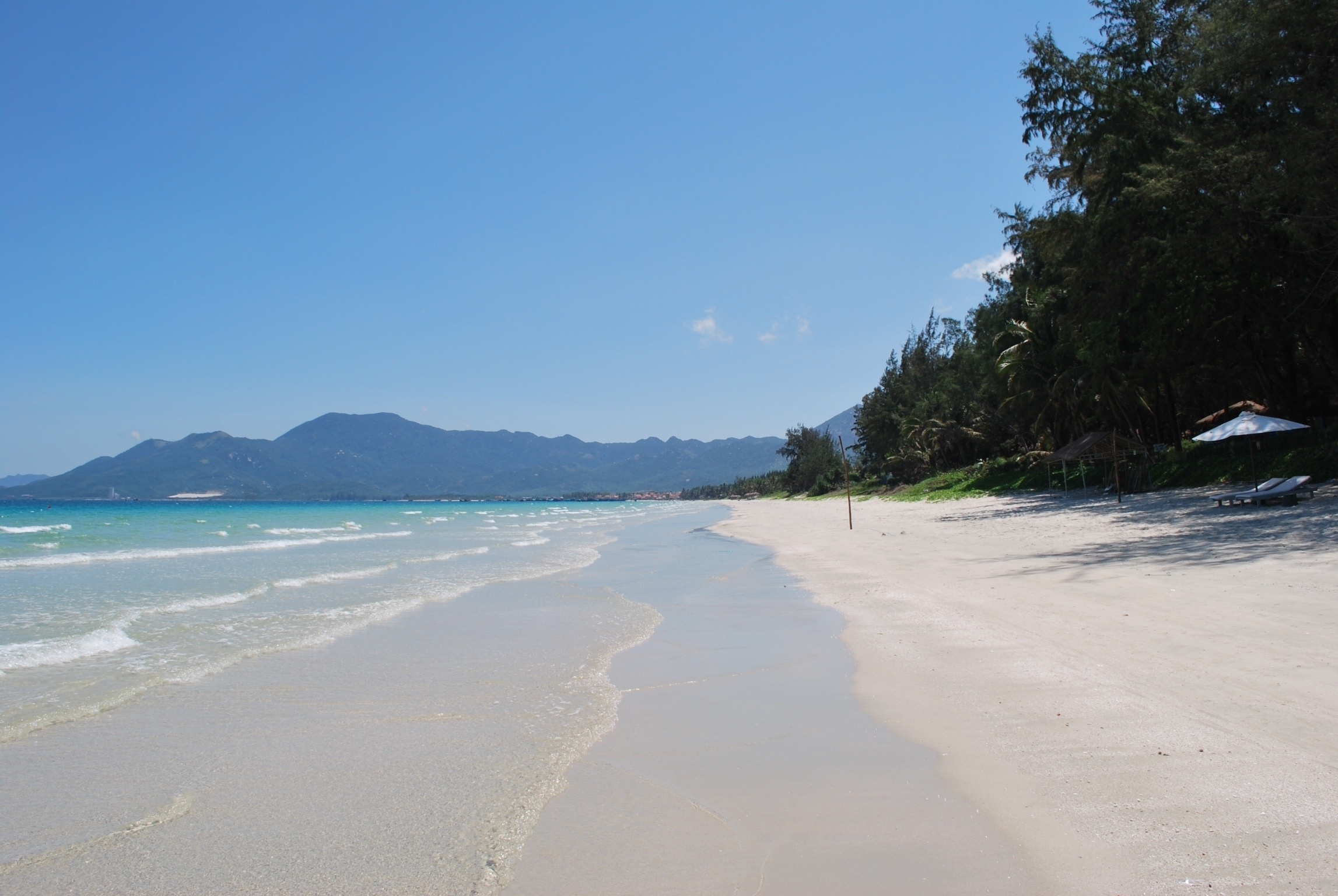  Bãi biển Dốc Lết nằm ở xã Ninh Hải, huyện Ninh Hoà. Đây là một bãi biển tuyệt đẹp với cát trắng mịn và nước biển xanh. Điểm trừ duy nhất là du khách phải di chuyển trên cát khá xa. mrandmrslemon.com