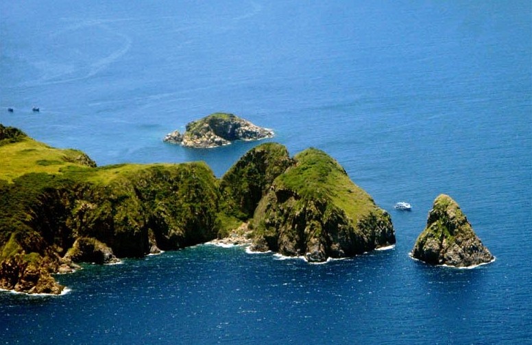  Hòn Mun cách bờ khoảng 12 km, đi tàu mất 50 phút, diện tích chừng 1,2 km2. Đây là khu bảo tồn biển đầu tiên của cả nước. Hòn Mun là nơi tập trung và phát triển của nhiều loại san hô và các loài cá cảnh. Đặc biệt, Hòn Mun có sự pha trộn của hai dòng nước nóng và lạnh. vietnamdiscoveries