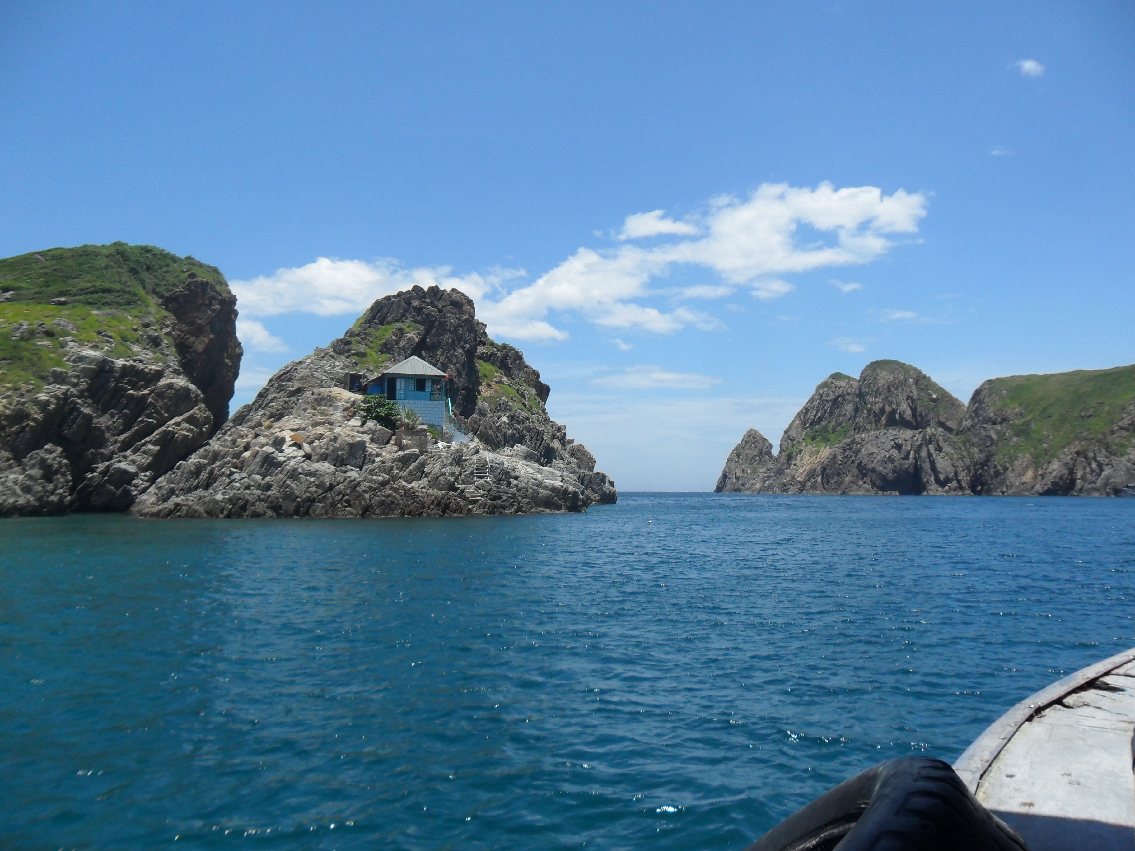 Hòn Một là đảo nhỏ nhất trong vịnh Nha Trang, diện tích dưới 1km². Người dân ở đây sống bằng nghề đánh bắt và nuôi trồng hải sản. Hòn Một là một trong  số đảo hiếm hoi của Việt Nam vừa có thể nuôi hải sản, vừa có thể trồng cây công nghiệp lâu năm (dừa, xoài, điều...). fafared.