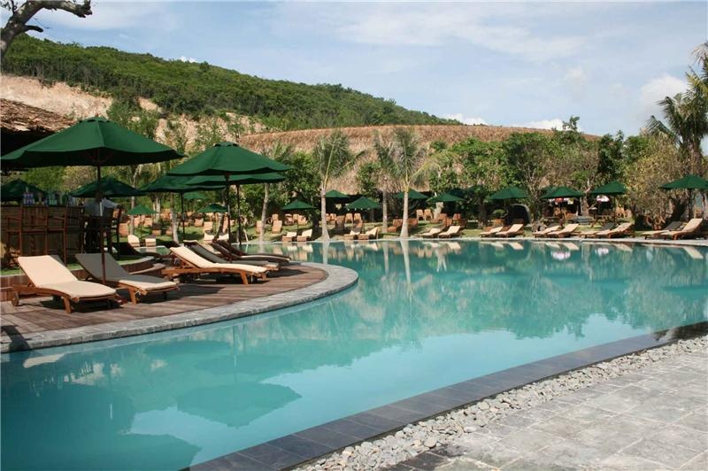 Hòn Tằm cách bờ biển khoảng 10 phút đi ca nô. Ấn tượng đầu tiên của du khách về đảo là thảm rừng nhiệt đới xanh mướt mắt, những bãi tắm thoai thoải, những nhà nghỉ ẩn mình trong màu xanh.