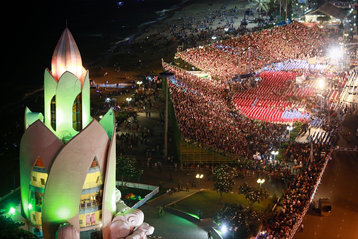 Pho bien Nha Trang ruc ro dem khai mac festival hinh anh