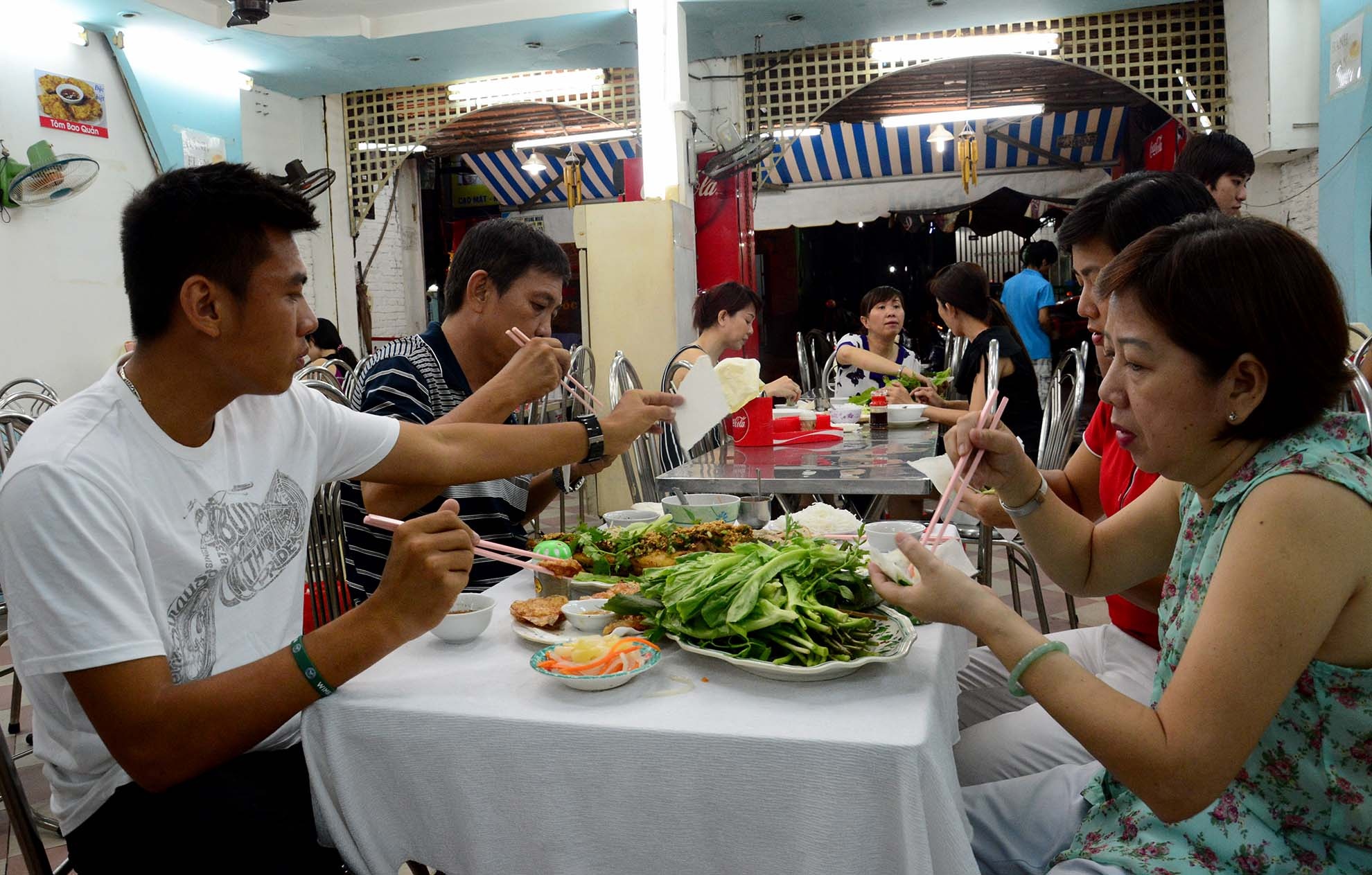 Các món cuốn chấm thường không được lòng nam giới, song Nam lại khác. Anh cho biết mình yêu và tôn trọng văn hóa ẩm thực quê hương. 