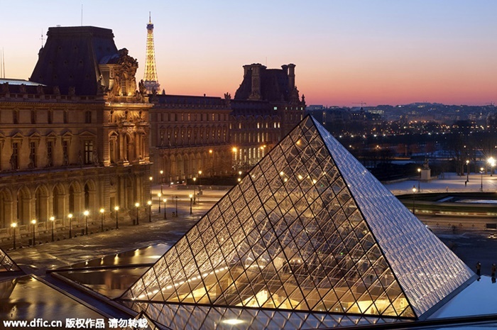Bảo tàng Louvre và kim tự tháp Louvre ở Paris là một trong những lý do kéo du khách đên kinh đô ánh sáng
