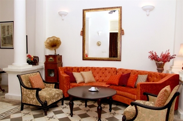  Cafe MonPERE (Tôn Đức Thắng, quận 1) vốn là một biệt thự Pháp chuyển công năng thành quán cafe. Quán mang đậm kiến trúc Đông Dương những năm đầu thế kỷ 20 phảng phất hơi hướng đương đại. 