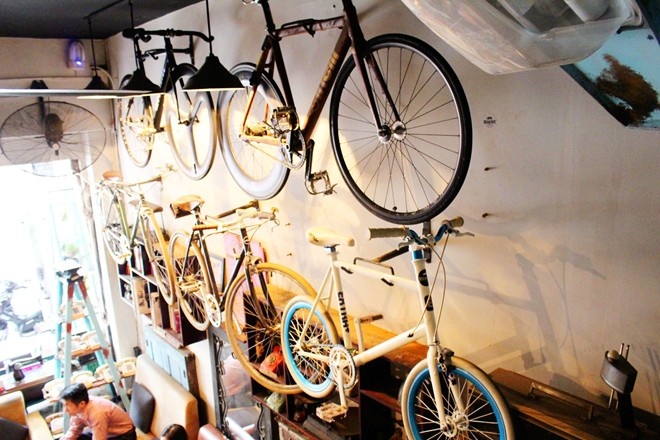 2. Unclosed Coffee (Hồ Tùng Mậu, phường Bến Nghé, quận 1) mở cửa suốt 24h và đông khách nhất sau 24h. Điểm cộng là không gian trẻ trung, hai vợ chồng chủ quán nhiệt tình, vui vẻ. Bù lại, nếu đông khách, sẽ phục vụ hơi chậm.