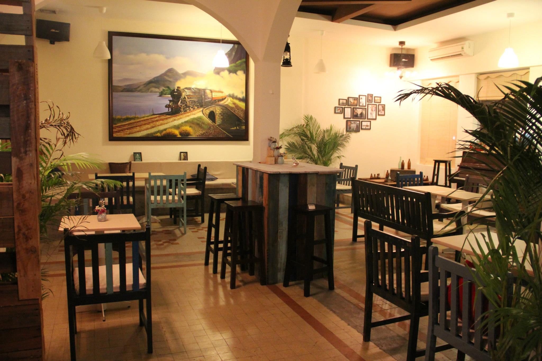  Café de la Gare (Cà phê Nhà ga) tọa lạc trong một chung cư cũ trên đường Nguyễn Trãi, Q.1 với điểm nhấn của quán là một bức tranh rất lớn vẽ cảnh đoàn tàu lửa chuẩn bị vào ga, đồng nghĩa, một hành trình cũ sắp kết thúc và hành trình mới lại bắt đầu.