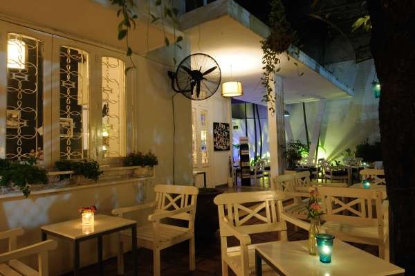  Deja Vu Coffee (Điện Biên Phủ, quận 10) được bao phủ bởi màu trắng tinh khôi trên những bộ bàn ghế, khung cửa sổ lấp lánh ánh nắng, chiếc xích đu nho nhỏ cuối vườn cùng không gian phù hợp cho việc đọc sách, nói chuyện với bạn bè hay riêng tư cho tình nhân.