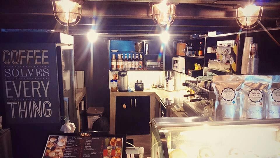 6. The Coffee Factory (Nguyễn Du, quận 1) quán nhỏ, pha chế ổn. Không gian được trang trí dễ chịu nên bạn có thể ngồi lâu. Điểm trừ là không trang bị đệm ngồi.  