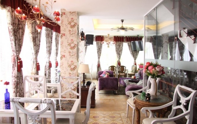 Cafe Jolie (Sư Vạn Hạnh, P.13, Q.10) với điểm nhấn là những lọ cao cổ đủ màu mộc mạc, những bức tranh cổ điển được xếp đặt tài tình trên bức tường màu sáng; Hệ thống đèn vàng ấm áp.  Ánh đèn vàng từ trên cao tỏa ra tạo cảm giác như bạn đang thoát khỏi cuộc sống thực để bước vào một thế giới thần tiên. 