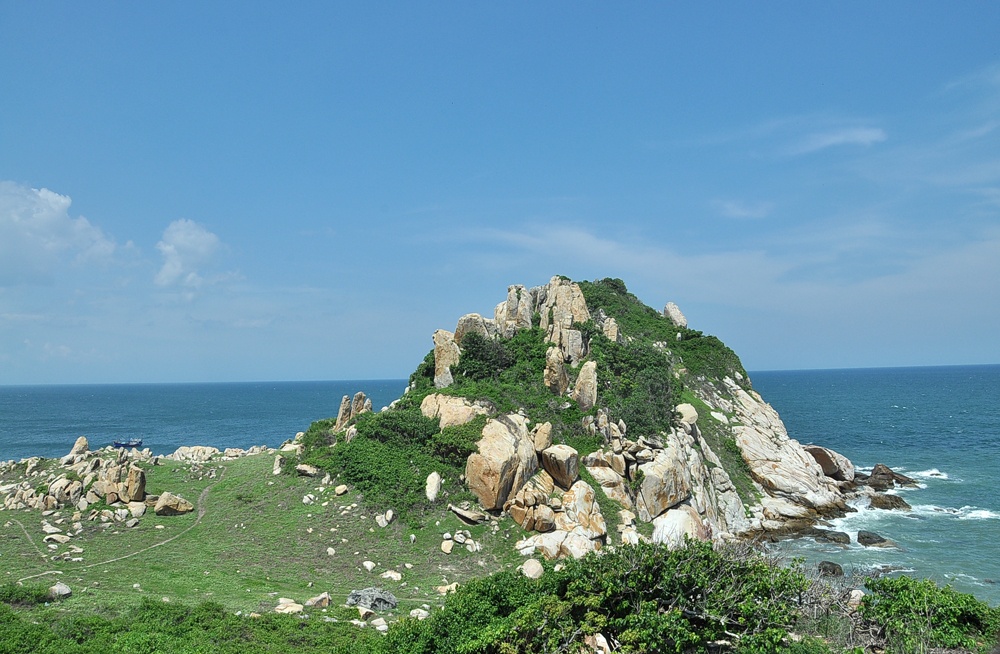 MỎm đán hô ra biển có hình như chiếc đầu gà.