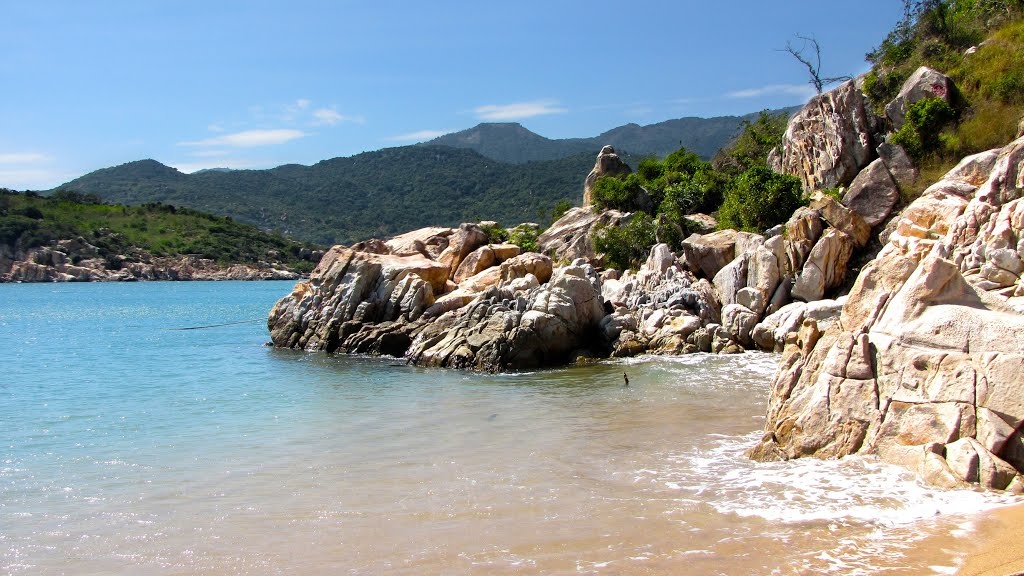 6. Chinh phục rừng hay các ghành đá: Nếu bạn chú ý, sẽ phát hiện, hầu hết các bãi biển được du khách đánh giá cao thường được bao bọc bởi các khu rừng hay có sự hiện diện của các cụm đá lớn nhỏ nhiều hình dạng. Ngoài những trải nghiệm lý thú trong hành trình chinh phục các khu rừng hay tìm hiểu về các khối đá lớn, bạn còn được thu vào tầm mắt vẻ đẹp của bãi biển từ trên cao. Ảnh: Phạm Hoàng Hải. 