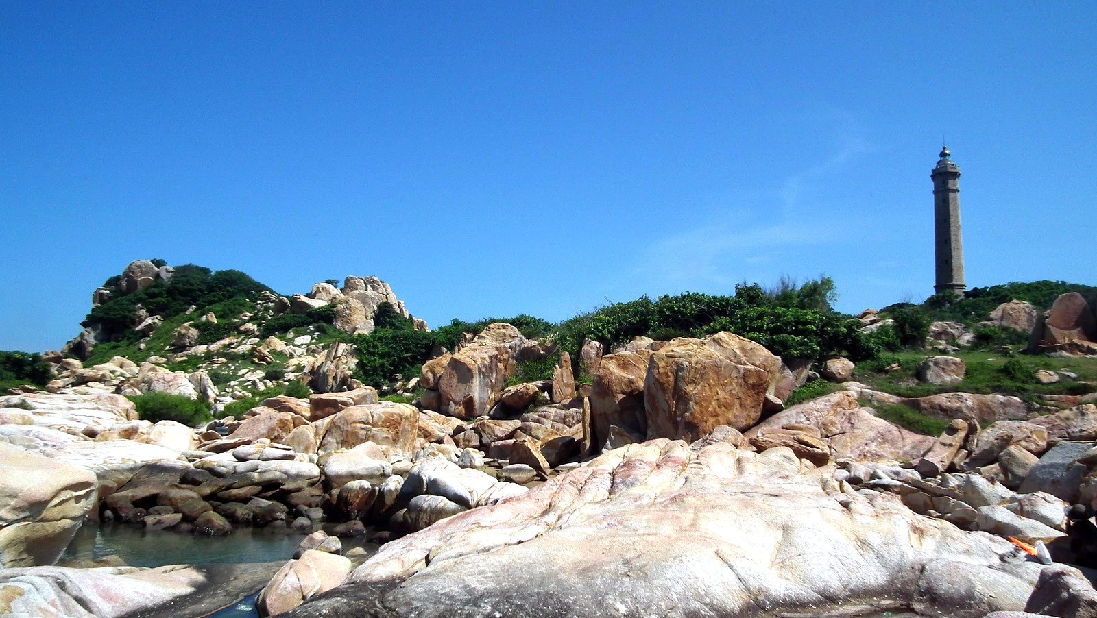 7. Ngắm biển từ các ngọn hải đăng: Mỗi ngọn hải đăng đều có lịch sử ra đời,  kiến trúc và tầm quan sát cao. Không chỉ thế, con đường dẫn lên các ngọn hải đăng cũng có quang cảnh tuyệt đẹp và khác biệt. Ảnh: Adventurousstevano.