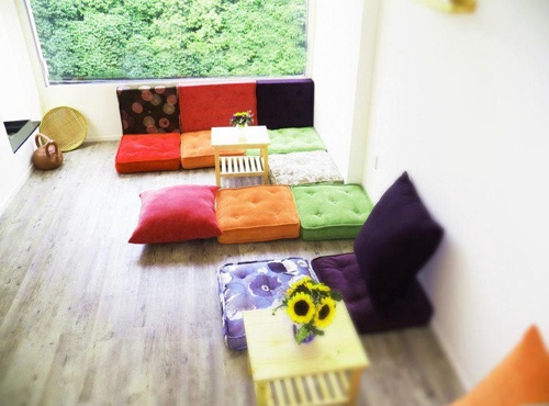   Rực rỡ với những bông hoa hướng dương khoe sắc song, Kampung Style cũng dịu dàng và thanh nhã không kém với những ô cửa kính nhìn ra khoảng trời xanh cùng tiếng suối chảy, cá tung tăng bơi lội. Ngôi làng lạ ở Kampung Style Café  Tọa lạc ngay mặt tiền một trong những trục đường lớn nhất Sài Gòn, đường Điện Biên Phủ (Q. 1), Kampung Style Café hút mắt người đi đường với tòa nhà ba tầng khang trang và tao nhã.  Khơi nguồn từ tên gọi, Kampung, trong tiếng Inonesia là “làng”, Kampung Style Café theo ý định của chủ quán là sự kết hợp nét văn hóa giữa một làng quê xa xôi và ý tưởng cà phê thư giãn.