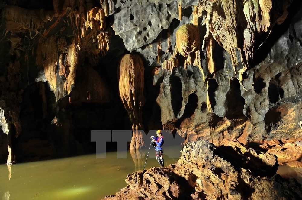 Những nhũ đá được hình thành nhiều năm do sự xói mòn của cát, của nước, tạo thành những hình thù kỳ dị, độc đáo và đẹp đến ngỡ ngàng. (Ảnh: Minh Đức/TTXVN)