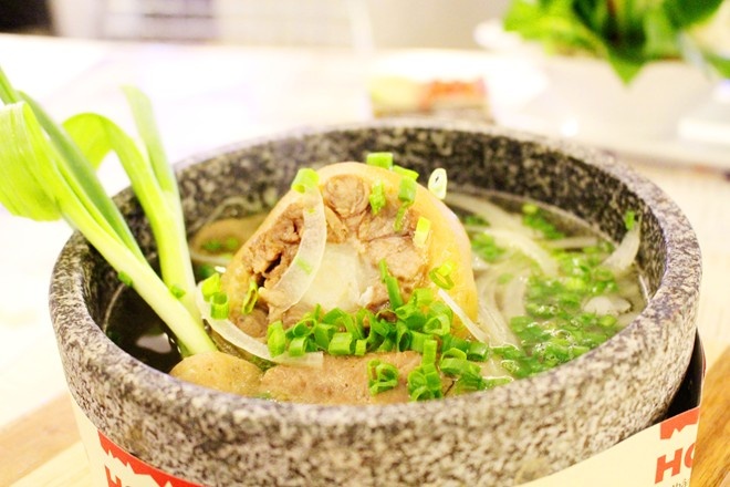  Calibre Lounge - Palace Hotel Saigon: Phở sườn/đuôi bò trong tô đá nóng ở quán này khá là hay. Nếu phải bỏ 150-200 ngàn đi ăn tô ramen thì tô phở này cũng xứng đáng giá đó. Nếu gọi tô phở Sườn Bò thì giá 160 ngàn. Tô phở Sườn + Đuôi + Tái thì giá 180 ngàn. Về chất lượng: ...