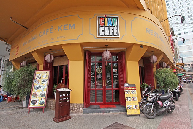  Ciao Cafe - Nguyễn Huệ: Quán nằm ngay góc tôn thất thiệp và nguyễn huệ. Vị trí rất tốt, nhìn ra ngoài đường nguyễn hụe rất ok. Quán trang trí khá ngăn nắp và lịch sự với các bộ bàn ghế salon và ghế gỗ, mang vẻ cổ điển và trang trọng. Đa số khách đến đây đều lịch sự. Phù hợp để bàn chuyện làm ăn hoặc làm việc, đọc sách. Quán ...