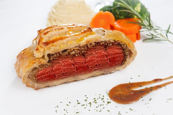  Amigo Hữu Nghị Restaurant - Beefsteak & Grill: Tuy giá cả đúng là có hơi mắc, nhưng đồ ăn lại rất ngon. Có 1 quầy đủ loại salat free, bạn có thể lấy bao nhiu tuỳ thik. Ở đây mình kêu 2 phần bò úc và 1 phần bò nhật. Bò Nhật là bò Kobe nên hơi ngấy mỡ 1 tẹo nhưng vẫn ngon. Mình còn kêu 1 đĩa 3 loại khoai tây, khoai tây vừa làm xong bưng ra ngay nên ...