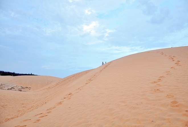 Phan Thiết: Không còn là mùa du lịch biển, song Phan Thiết không chỉ có biển, mà còn có đồi cát, tháp Chàm, hải sản, đặc sản. Ảnh: Văn Tuấn.
