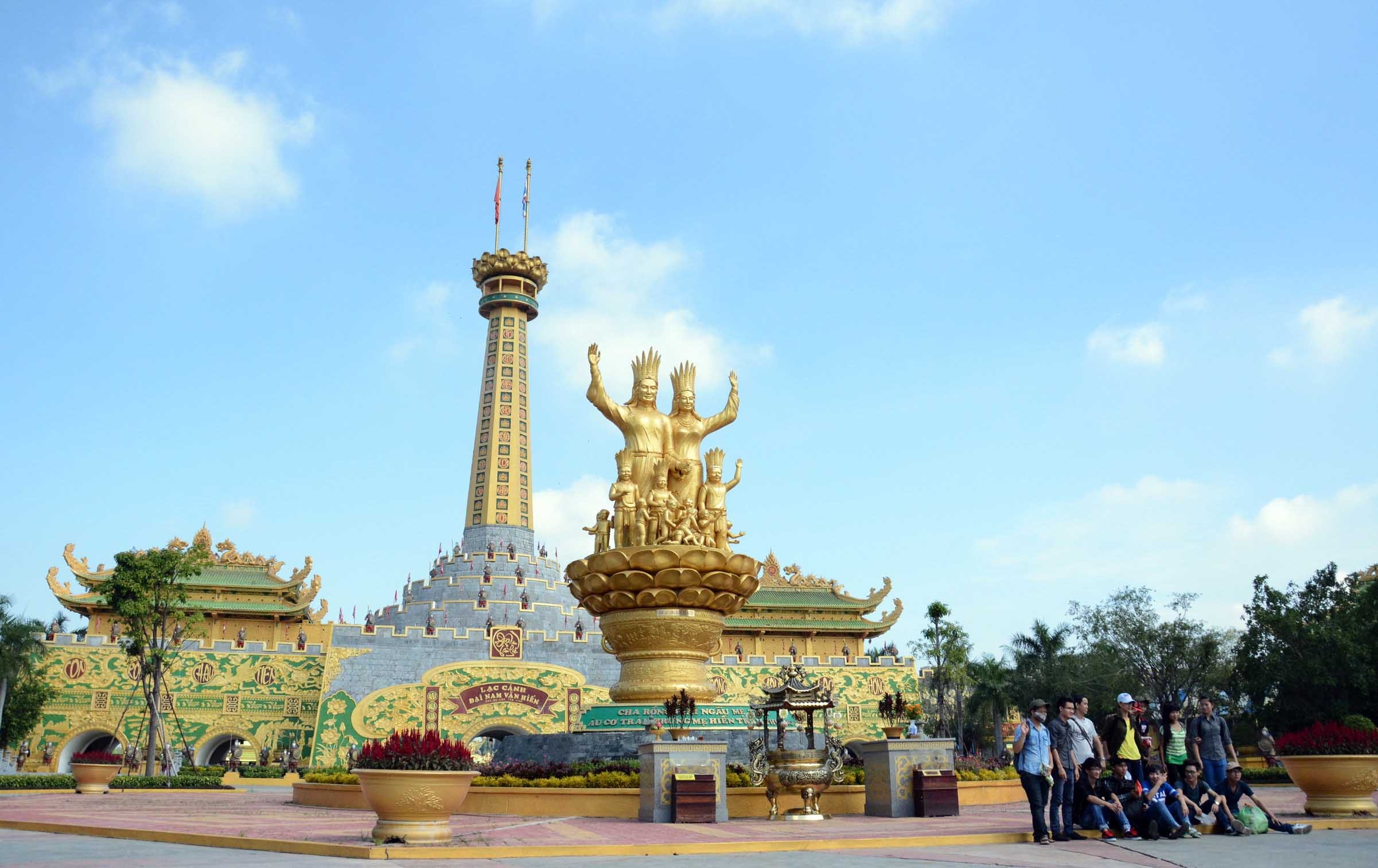 2. KDL Đại Nam ở Bình Dương đang là nơi hội tụ những kỷ lục quốc gia, như ngôi đền lớn nhất; khách sạn dài nhất; núi, sông, nhân tạo dài nhất; biển nhân tạo rộng nhất; quảng trường lớn nhất; vườn thú có nhiều loại quý hiếm nhất, đặc biệt là tốn nhiều chi phí xây dựng nhất. Việc sở hữu hàng loạt công trình lớn nhỏ cộng với hệ thống trò chơi phong phú, nhiều cấp độ, hiện đây là khu vui chơi hút khách nhất nước. Vào ngày 2/9 năm nay, KDL Đại Nam miễn phí vé cổng cho du khách. Ảnh: Lê Quân.