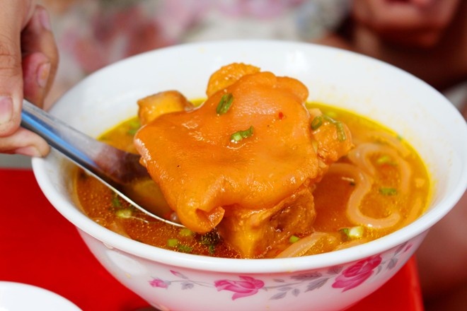 5. Chợ Lớn hay chợ Bình Tây (quận 5) là một trong những  khu chợ nổi tiếng và lâu đời nhất Sài Gòn. Ban ngày, khu chợ đã nhộn nhịp, ban đêm càng tấp nập hơn với lượng khách đổ về tham quan, mua sắm, lấy hàng hay thưởng thức các món ngon. Hai trong những hàng ăn nổi tiếng nhất tại đây là xôi 10.000 môt gói trên đường Tháp Mười và bánh canh giò heo ở cổng chợ trên đường này. 