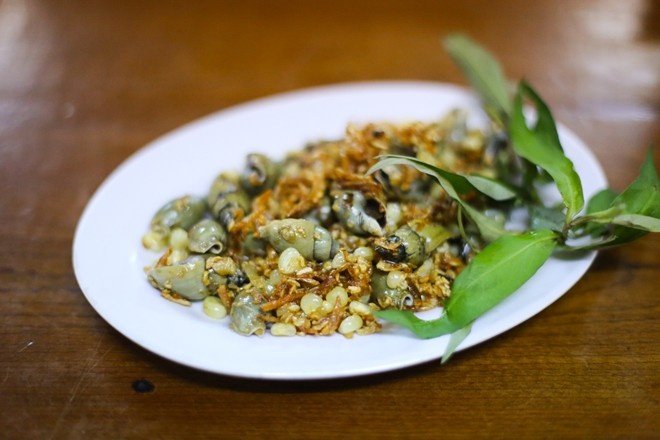 10. Chợ Cây Gõ hay còn được gọi là chợ Minh Phụng có khung giờ hoạt động khá đặc biệt, từ 18h và đến mờ sáng hôm sau. Tuy kinh doanh vào thời gian khác biệt trong ngày, song khu ẩm thực của chợ được nhiều người đánh giá khá cao. Trong đó, được nhắc nhiều nhất là các quán ốc tươi, ngon, giá rẻ (20.000 đồng một đĩa). 