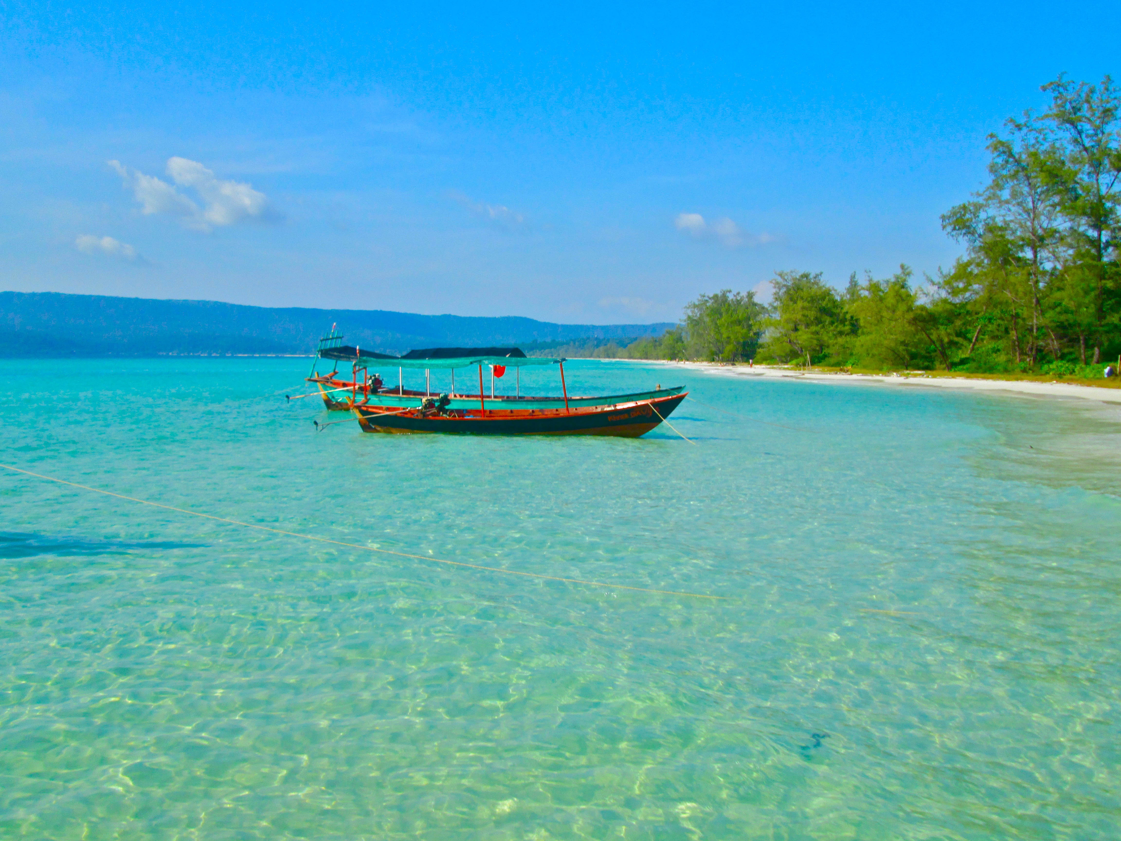 Koh Rong là hòn đảo lớn thứ 2 của Campuchia. Biển ở đảo tuyệt đẹp với cát trắng, nước biển ấm và trong vắt. Hiện nay, Koh Rong đang được chính phủ Campuchia quy hoạch để phát triển du lịch. Ảnh: sosinasia.